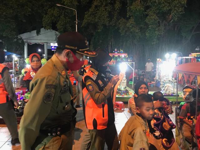 Tegas! Srikandi Karanganyar Ngoprak-Oprak Pengunjung Taman Pancasila Agar Pakai Masker