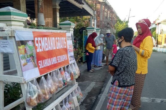 Warga memilih bahan makanan yang digantung di Jl. Malabar Tengah, Desa Mojosongo, Kecamatan Jebres, Kota Solo, Jawa Tengah, Jumat (2/10/2020). (Solopos-Spesial)