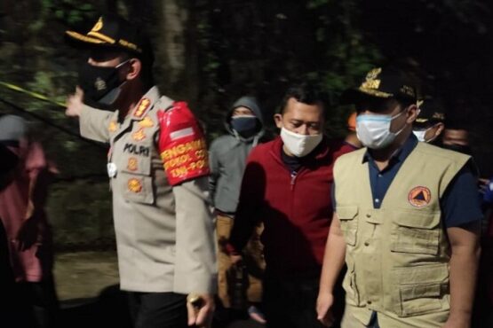 Wakil Gubernur DKI Jakarta Ahmad Riza Patria (kanan) mengamati sejumlah lokasi terdampak longsor dan banjir di Jakarta, Sabtu (10/10/2020) malam. (Twitter-BPBDJakarta)