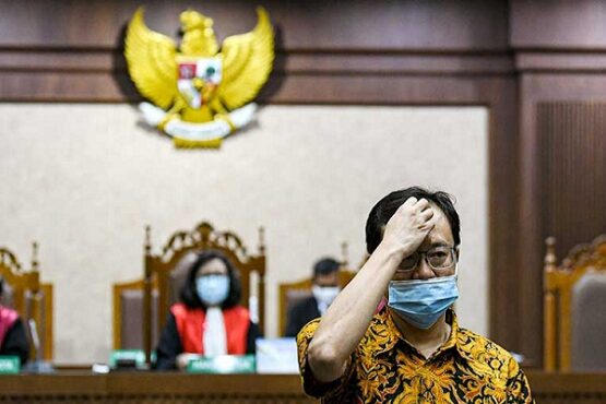 Terdakwa Direktur Utama PT Hanson Internasional Tbk Benny Tjokrosaputro saat mengikuti sidang lanjutan kasus korupsi pengelolaan keuangan dan dana investasi PT Asuransi Jiwasraya di Pengadilan Tipikor, Jakarta, Senin (7/9/2020). (Antara-M. Risyal Hidayat)