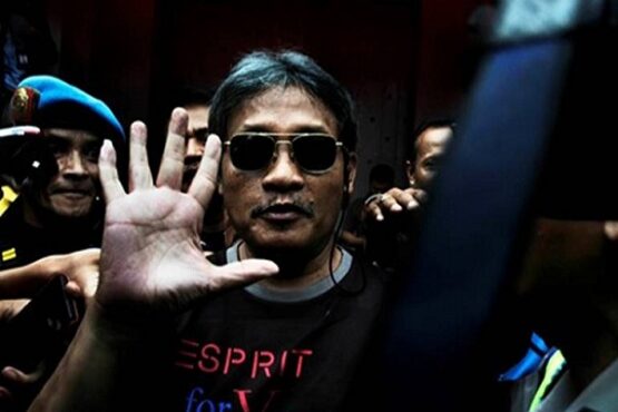 Pollycarpus Budihari Prijanto (tengah), terpidana kasus pembunuhan aktivis HAM Munir Said Thalib, saat meninggalkan Lapas Kelas 1 Sukamiskin, Bandung, Jawa Barat, Sabtu (29/11/2020). (Antara-Novrian Arbi)