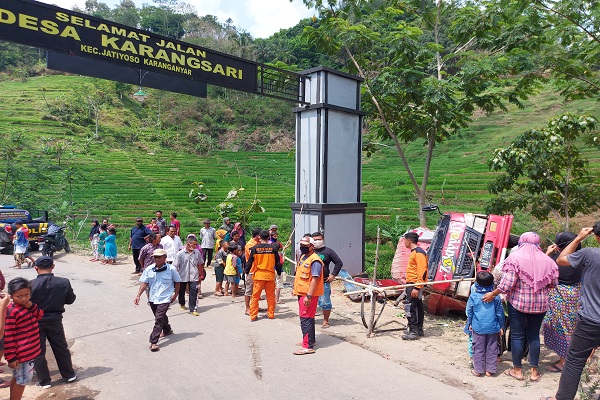 Minibus yang mengangkut rombongan dari Desa Kedungwinong, Kecamatan Nguter, Kabupaten Sukoharjo mengalami kecelakaan tunggal di Jalan Raya Jatiyoso-Matesih pada Rabu (14/10/2020). (Solopos.com/Sri Sumi Handayani)