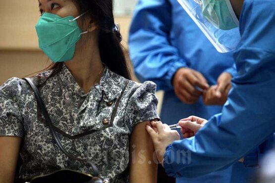 Relawan dan petugas kesehatan melakukan simulasi uji klinis vaksin Covid-19 di Fakultas Kedokteran Universitas Padjadjaran, Bandung, Jawa Barat, Kamis (6/8/2020). (Bisnis-Rachman)