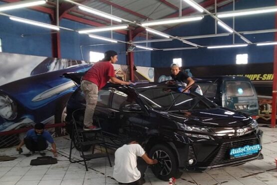 Proses pencucian mobil tanpa air. (Bisnis)