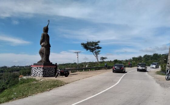 Pengguna kendaraan melintas di tikungan Irung Petruk, Desa Genting, Kecamatan Cepogo, Kabupaten Boyolali belum lama ini. Lokasi ini merupakan salah satu ikon di Desa Genting. (Bayu Jatmiko Adi / Solopos)