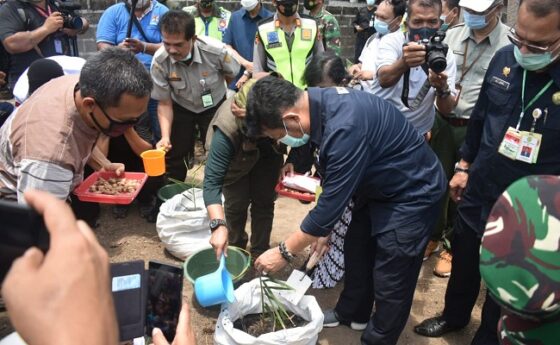 Menteri Pertanian, Syahrul Yasin Limpo, (tengah), menanam bibit empon-empon dan mengecek alat pertanian di sela-sela melaksanakan kunjungan kerja di Desa Kragan, Kecamatan Gondangrejo, Kabupaten Karanganyar, Kamis (15/10/2020). (Istimewa/Dokumentasi Humas Pemkab Karanganyar)