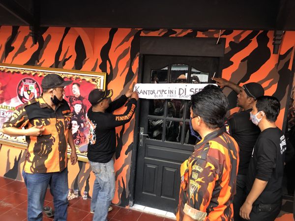 Kecewa Hasil Muscablub, Anggota Pemuda Pancasila Solo Segel Kantor Sekretariat