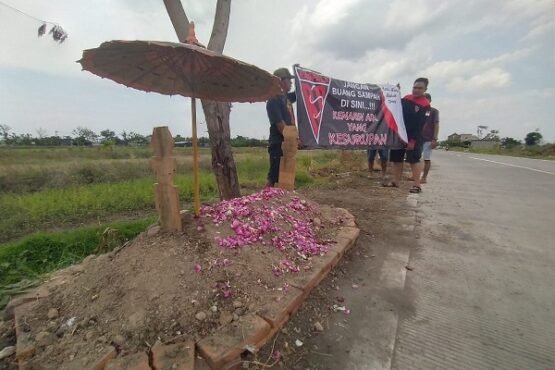 kuburan di pinggir jalan dari berita paling populer