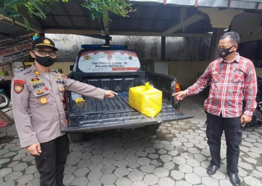 Polisi memperlihatkan jasad bayi yang ditemukan di tepian Sungai Cemoro, Kecamatan Simo, Jumat (23/10/2020). (Khusus)