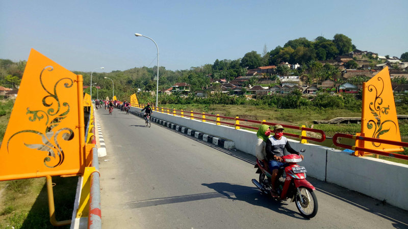 Pengguna jalan melintasi Jembatan Barong sebagai akses menuju Objek Wisata Gunung Kemukus belum lama ini. (Solopos.com/Moh. Khodiq Duhri)