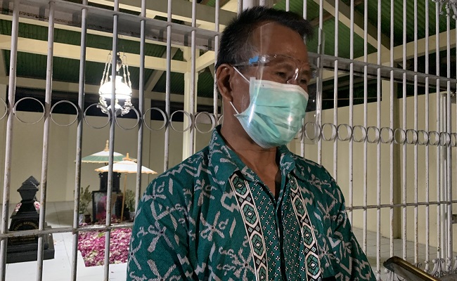 Juru Kunci Makam Keluarga Jokowi, Sidik Suramto, Rabu (7/10/2020). (Candra Mantovani/Solopos)
