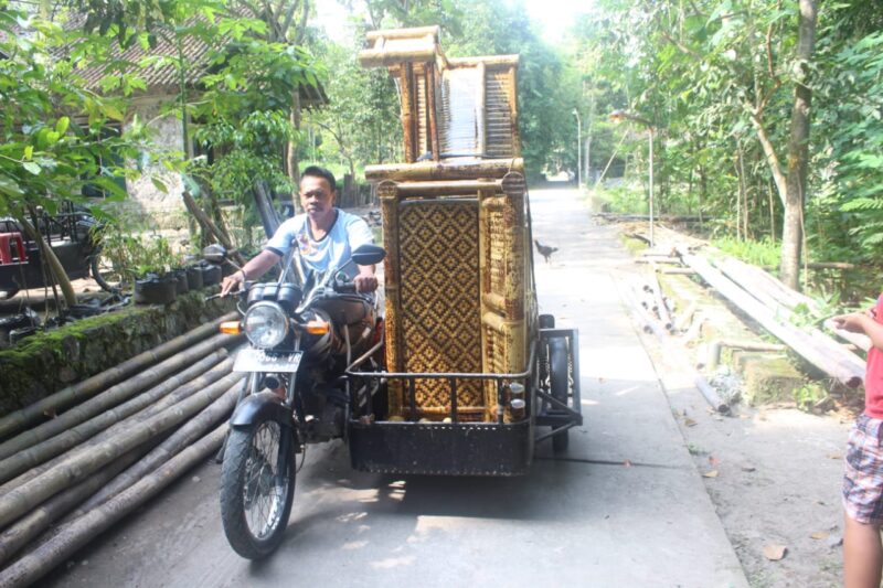 Penyandang disabilitas asal Desa Dompol, Kecamatan Kemalang, Jelan, mengangkut meja dan kursi bambu hasil karyanya menggunakan sepeda motor modifikasi untuk para difabel beberapa waktu lalu. (Istimewa/Dokumentasi pribadi Jelan)