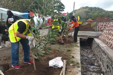 Penanaman pohon di sisi timur Rawa Jombor untuk mendukung konservasi di rawa-rawa di Desa Krakit, Kecamatan Bayat, Minggu (4/10/2020). (Khusus / Peduli Masyarakat Sungai Klaten)