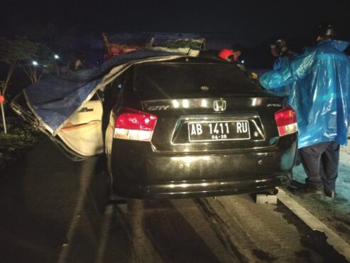 Petugas mengevakuasi mobil sedan Honda City yang menyeruduk truk di jalan tol Solo-Ngawi km 522 Masaran, Sragen, Sabtu (3/10/2020) dinihari. (Istimewa/Dedy Forensik) kecelakaan tol solo-ngawi