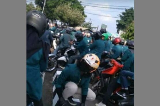 Siswa mengerjakan tugas selama demo. (Atas kebaikan / Twitter / Collengemenfess)