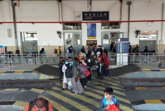 Penumpang akan naik kereta api di Stasiun Madiun, Jumat (30/10/2020). (Khusus-PT KAI Madiun)