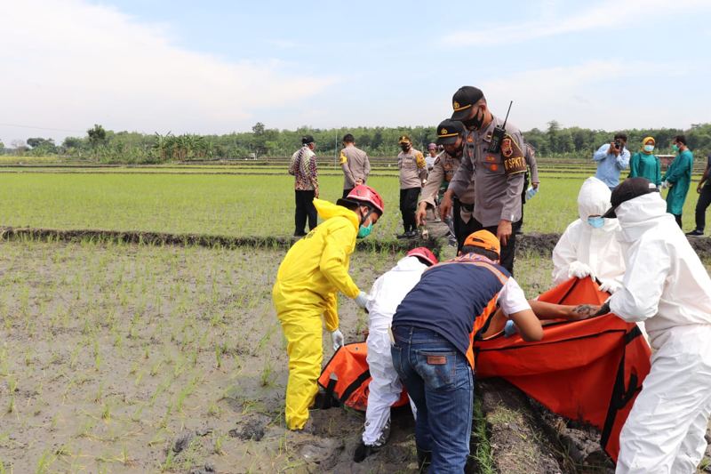 Kapolres Sragen, AKBP Yuswanto Ardi, bersama sukarelawan berusaha mengevakuasi korban jebakan tikus di Desa Jatitengah, Sukodono, Sragen, Rabu (4/11/2020). (Istimewa/Polres Sragen)