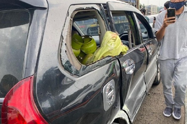Tabung Gas Nyelonong di Tol Jagorawi, 3 Mobil Kecelakaan Beruntun
