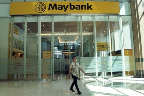 Pegawai lulus di depan Kantor Cabang Maybank Indonesia di Jakarta, Kamis (27/6/2019). (Bisnis-Himawan L. Nugraha)