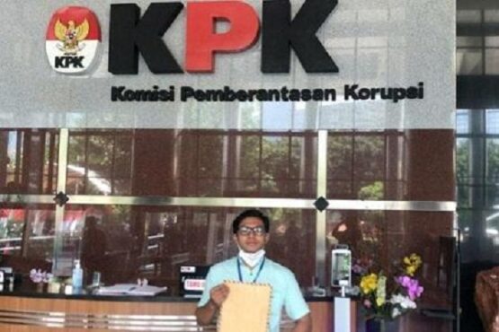 Mahasiswa Unnes, Frans Josua Napitu, mendatangi kantor KPK di Jakarta untuk melaporkan dugaan korupsi yang dilakukan oleh Rektor Unnes, Prof Fathur Rohman, Jumat (13/11/2020). (Semarangpos.com-Istimewa)