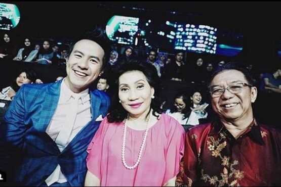 Daniel Mananta dan orang tuanya selama Indonesian Idol. (Instagram- @ vjdaniel)