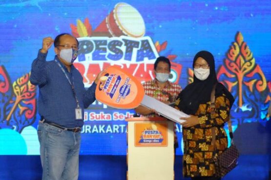 Pemimpin Wilayah BRI Yogyakarta Erizal menyerahkan secara simbolis kepada Pemimpin Cabang BRI Solo Slamet Riyadi Agustina Wulandari perwakilan pemenang undian Panen Hadiah Simpedes Periode 1 Tahun 2020 dalam rangkaian acara Pesta Rakyat Simpedes Virtual 2020 di Hotel Solo Paragon, Sabtu (21/11/2020).(Farida Trisnaningtyas/Solopos)