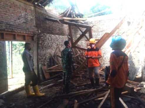 Anggota BPBD Kabupaten Karanganyar, Polsek Jatiyoso, dan Koramil Jatiyoso memeriksa bangunan yang terkena angin kencang di Desa Wonorejo, Kecamatan Jatiyoso, Minggu (22/11/2020). (Khusus / Dokumentasi Polres Jatiyoso)