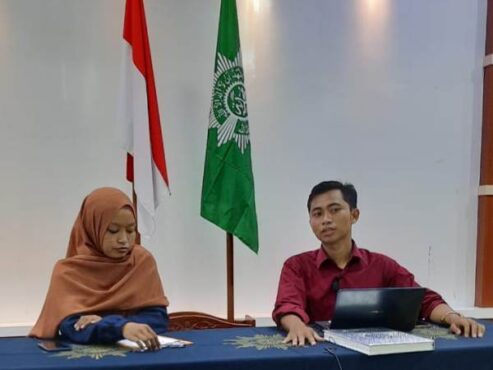 Ketua Hukum dan HAM Pimpinan Daerah Pemuda Muhammadiyah Solo, Ahmad Zia Khakim (kanan) menyampaikan materi fenomena dispensasi nikah dan perceraian di Balai Muhammadiyah Solo Jl. Teuku Umar No.5, Solo, Minggu (22/11/2020) malam. (Istimewa/Frida Alfani Maslahah)
