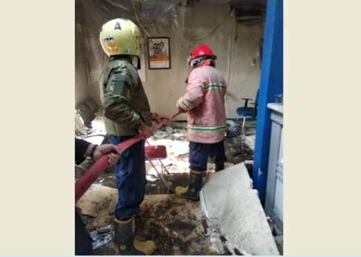 Petugas memadamkan api yang membakar Kantor BPR BKK Karangmalang Cabang Plupuh Sragen.