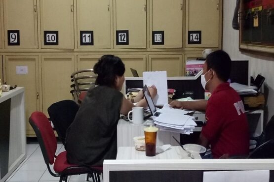 wanita scam yang menggelapkan uang sendirian