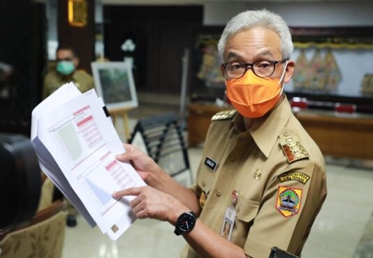 SMP Gubernur Jawa Tengah Ganjar Pranowo menunjukkan data penanganan Covid-19 kepada wartawan usai rapat evaluasi penanganan Covid-19 di kantornya, Senin (11/2/2020). (Semarangpos.com-Humas Provinsi Jawa Tengah)