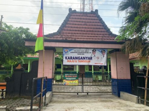 Suasana SDN 01 Tuban, Gondangrejo, Karanganyar yang masih lengang lantaran sudah hampir setahun menjalani pembelajaran jarak jauh (PJJ) semenjak wabah Covid-19 Senin (23/11/2020). (Candra Mantovani/Solopos)