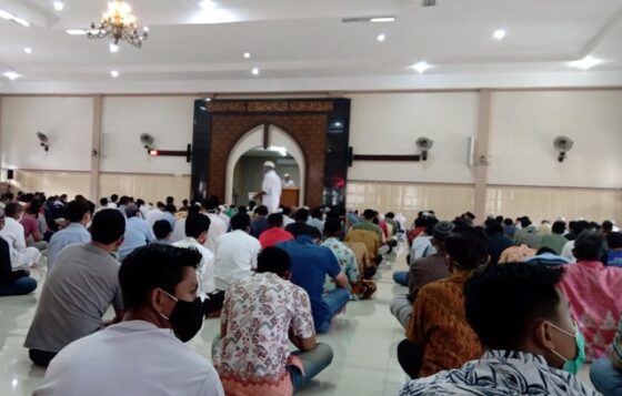 Jemaah memadati Masjid Agung Al Falah Sragen saat melaksanakan salat Jumat dengan menerapkan tata tertib kesehatan