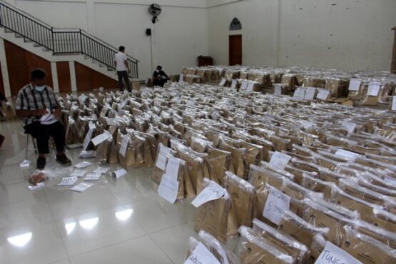 Pekerja mengemas logistik sebelum dimasukkan kotak suara di Gudang KPU Sragen logistik