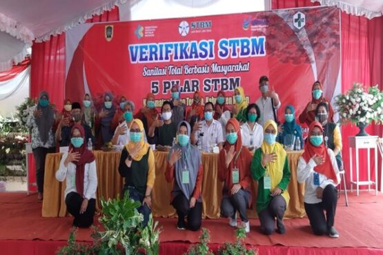 Kader STBM Klaten Tengah foto dengan Tim Verifikasi STBM Klaten pada verifikasi STBM Klaten Tengah, Rabu (4/11/2020). (istimewa)