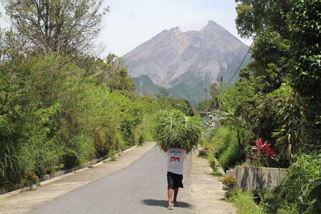 Merapi Siaga, Warga Kemalang Klaten Siapkan Tas dan Arahkan Kendaraan ke Jalur Evakuasi