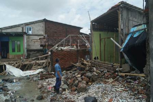 Cuaca Ekstrem, Belasan Rumah di Semarang Hancur