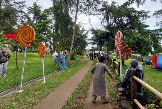 Taman Ajaib Tawangmangu Pengunjung menjajal objek wisata yang dibuka pada Minggu (20/12/2020), Taman Ajaib Tawangmangu, di Kecamatan Tawangmangu, Kabupaten Karanganyar. (Solopos / Sri Sumi Handayani) Rapid test pariwisata Karanganyar