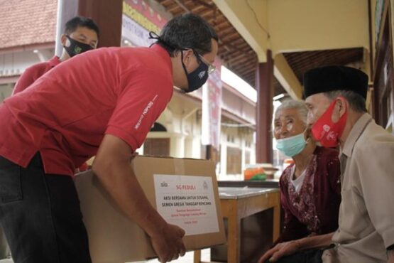 Kiprah PT Semen Gresik dalam program Corporate Social Responsibility (CSR) mendapatkan apresiasi tinggi dari masyarakat melalui Indeks Kepuasan Masyarakat (IKM) yang mencapai skor 82,13 persen atau Memuaskan. IKM dilakukan dengan cara pengambilan survei masyarakat di enam desa sekitar perusahaan yakni Kajar, Timbrangan, Pasucen, Tegaldowo, Kadiwono, dan Ngampel. (Istimewa/PT Semen Gresik).