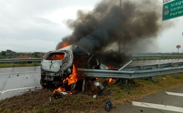 Terungkap, Ini Identitas Korban Kecelakaan Yang Meninggal Terbakar Dalam Mobil di Tol Sragen