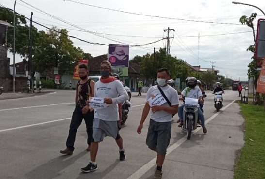 Tiga warga Sragen mengikrarkan kaul dengan jalan kaki dari Technopark Ganesha Sukowati menuju Desa Tenggak, Sidoharjo, Sragen, usai sembuh dari corona.