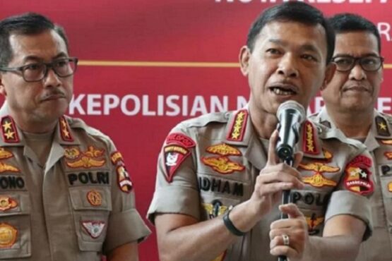 Kapolri Jenderal Pol. Idham Azis (tengah) yang dinilai Komunitas Pers melanggar hak-hak warga negara yang dijamin UUD 1945. (Antara)