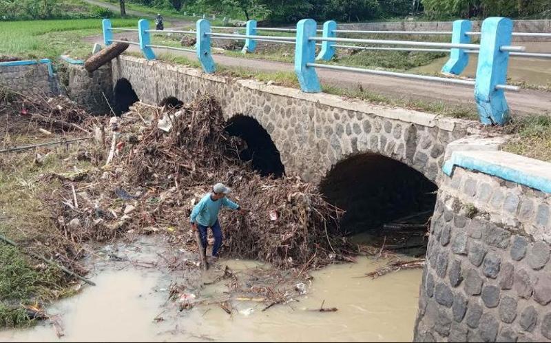 Seorang Diri, Sunardi Singkirkan Sampah yang Menyumbat Jembatan Kedungwaduk Sragen