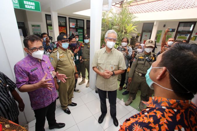 Kunjungi Puskesmas Manahan Solo, Gubernur Ganjar Ungkap Kelemahan Sistem Vaksinasi Covid-19