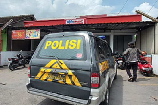 alfamart colomadu minimarket berdarah karyawati diserang