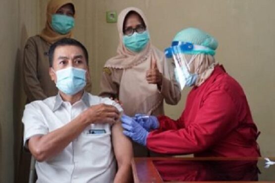 Vaksin Covid-19 diterima Wali Kota Salatiga Yuliyanto di Puskesmas Cebongan, Kota Salatiga, Senin (25/1/2021). (Semarangpos.com-Imam Yuda S.)