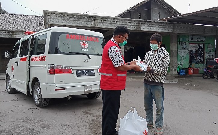 Boyolali Hujan Abu, PMI dan BPBD Bagikan Masker