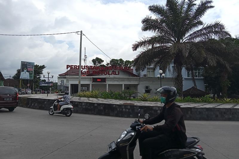 Sejumlah kendaraan melintas di sekitar gedung Perpustakaan Umum Kabupaten Boyolali, belum lama ini. (Solopos/Bayu Jatmiko Adi)