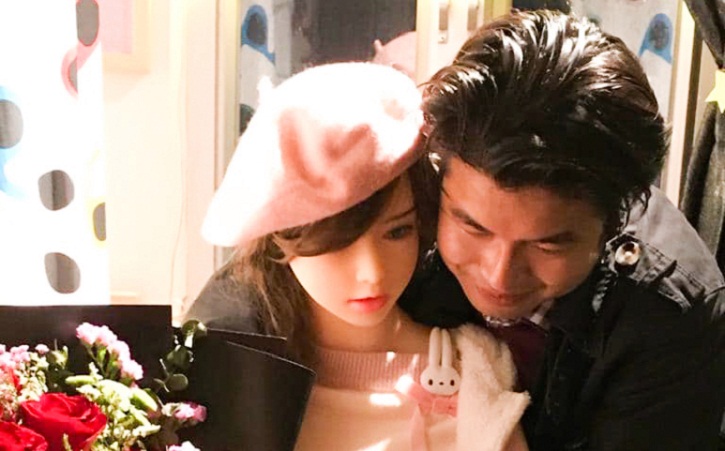 Xie mengatakan lebih mudah berkencan dengan boneka seks daripada wanita sungguhan. (The Sun)