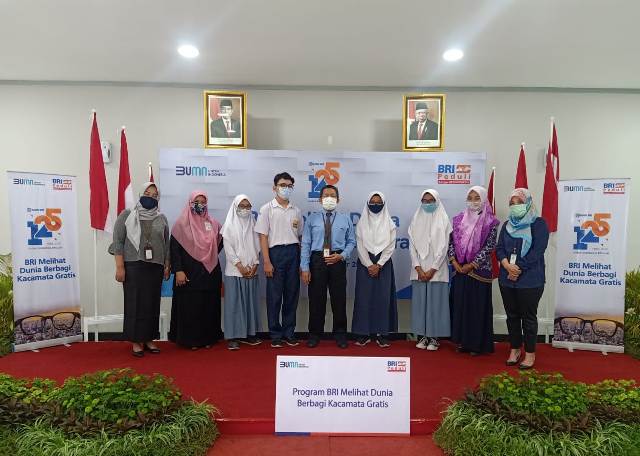 Usung Tema BRI Melihat Dunia, 175 Kacamata Dibagikan Gratis untuk Pelajar di Sragen